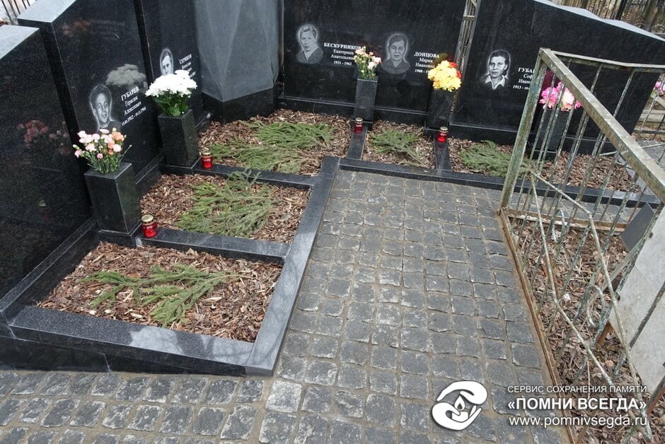 Чистая брусчатка участка и металлическое ограждение после мытья