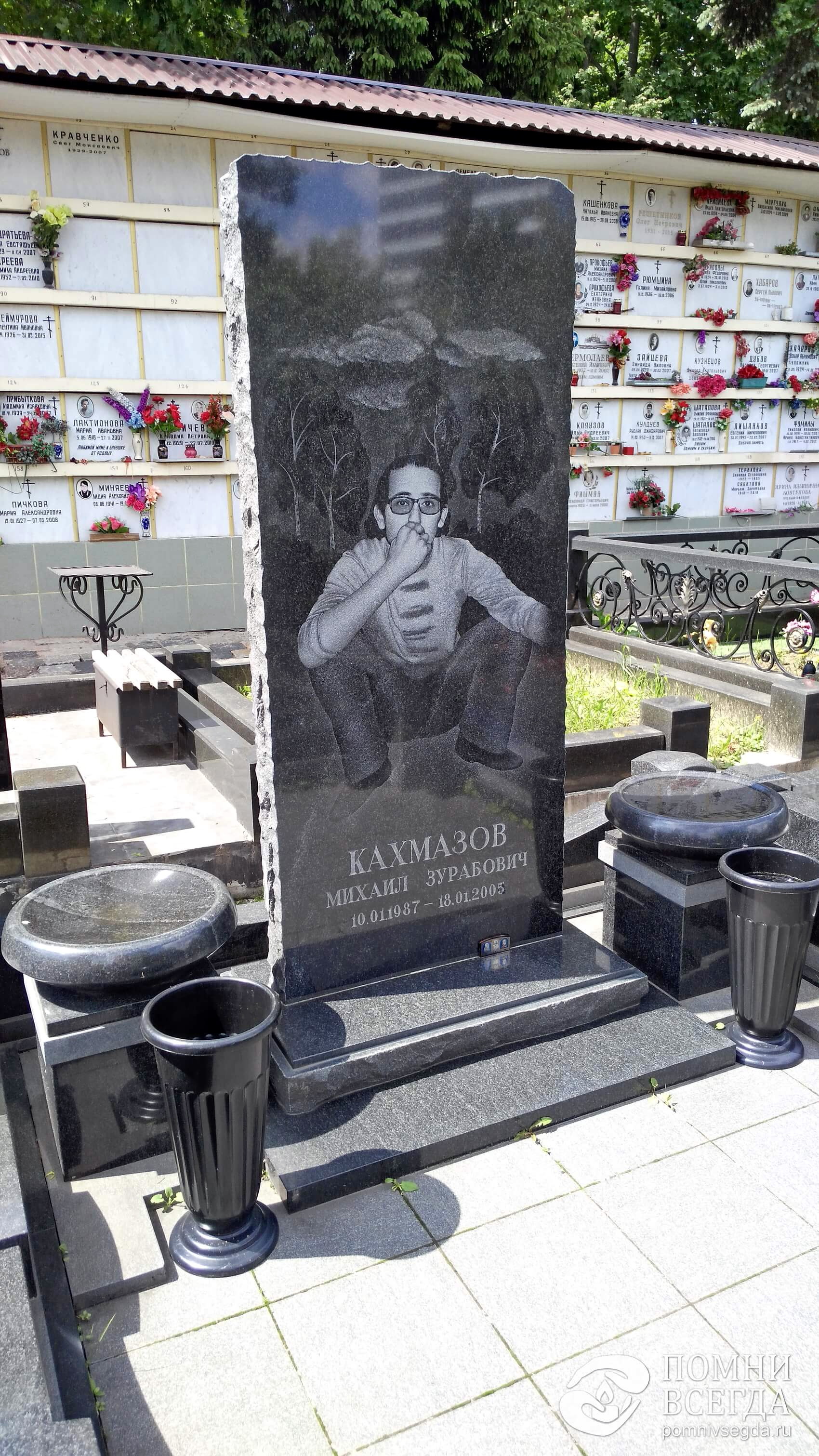 Высокая вертикальная плита с оригинальной гравировкой